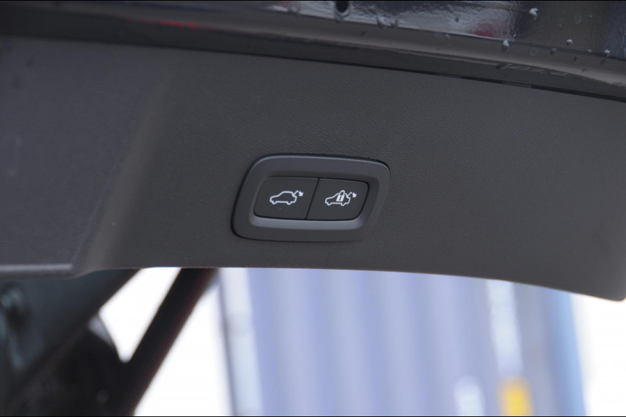 Volvo XC40 B4 211PK Automaat Plus Dark / Adaptieve cruise control / Keyless entry / Elektrische stoelen / Trekhaak / Elektrische achterklep / Stoel en stuurwielverwarming / Harman kardon audio / BLIS /