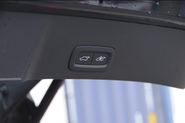 Volvo XC40 B4 211PK Automaat Plus Dark / Adaptieve cruise control / Keyless entry / Elektrische stoelen / Trekhaak / Elektrische achterklep / Stoel en stuurwielverwarming / Harman kardon audio / BLIS /