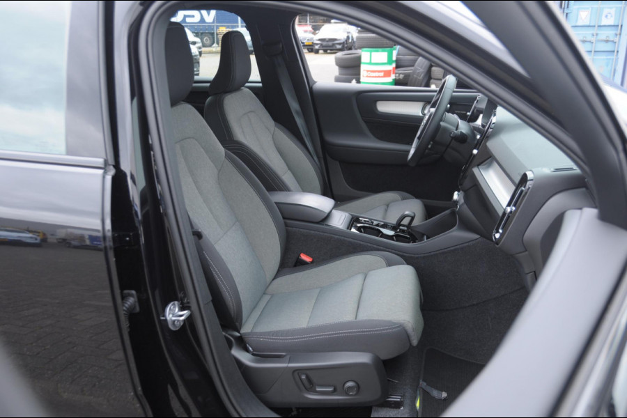 Volvo XC40 B4 211PK Automaat Plus Dark / Adaptieve cruise control / Keyless entry / Elektrische stoelen / Trekhaak / Elektrische achterklep / Stoel en stuurwielverwarming / Harman kardon audio / BLIS /