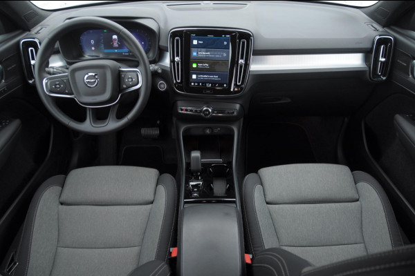 Volvo XC40 B4 211PK Automaat Plus Dark / Adaptieve cruise control / Keyless entry / Elektrische stoelen / Trekhaak / Elektrische achterklep / Stoel en stuurwielverwarming / Harman kardon audio / BLIS /