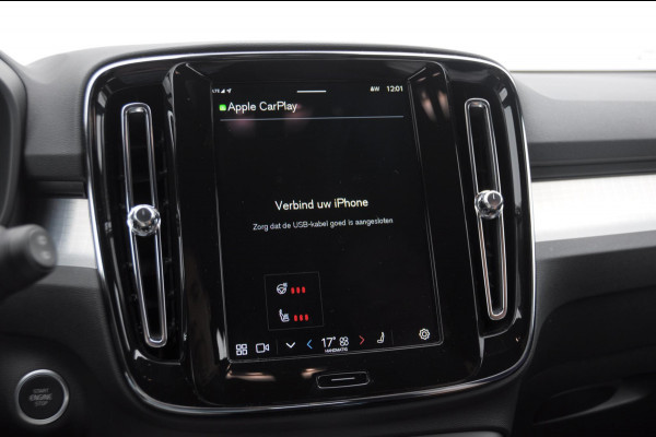Volvo XC40 B4 211PK Automaat Plus Dark / Adaptieve cruise control / Keyless entry / Elektrische stoelen / Trekhaak / Elektrische achterklep / Stoel en stuurwielverwarming / Harman kardon audio / BLIS /