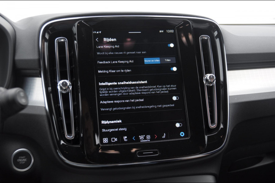 Volvo XC40 B4 211PK Automaat Plus Dark / Adaptieve cruise control / Keyless entry / Elektrische stoelen / Trekhaak / Elektrische achterklep / Stoel en stuurwielverwarming / Harman kardon audio / BLIS /