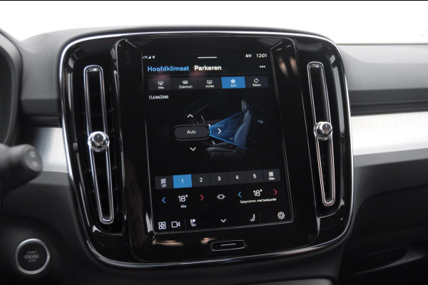 Volvo XC40 B4 211PK Automaat Plus Dark / Adaptieve cruise control / Keyless entry / Elektrische stoelen / Trekhaak / Elektrische achterklep / Stoel en stuurwielverwarming / Harman kardon audio / BLIS /