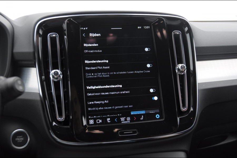 Volvo XC40 B4 211PK Automaat Plus Dark / Adaptieve cruise control / Keyless entry / Elektrische stoelen / Trekhaak / Elektrische achterklep / Stoel en stuurwielverwarming / Harman kardon audio / BLIS /