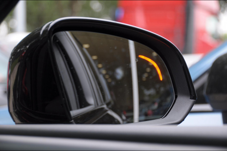 Volvo XC40 B4 211PK Automaat Plus Dark / Adaptieve cruise control / Keyless entry / Elektrische stoelen / Trekhaak / Elektrische achterklep / Stoel en stuurwielverwarming / Harman kardon audio / BLIS /