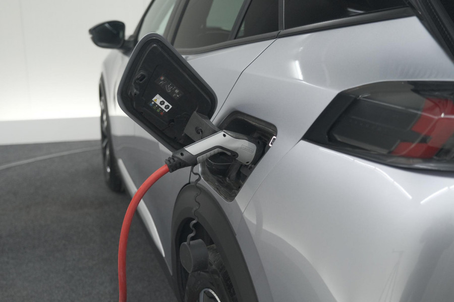 Peugeot e-2008 EV Allure Pack 50 kWh | 3 Fase Laadfunctie | Camera | Navigatie | Parkeersensoren | Apple Carplay