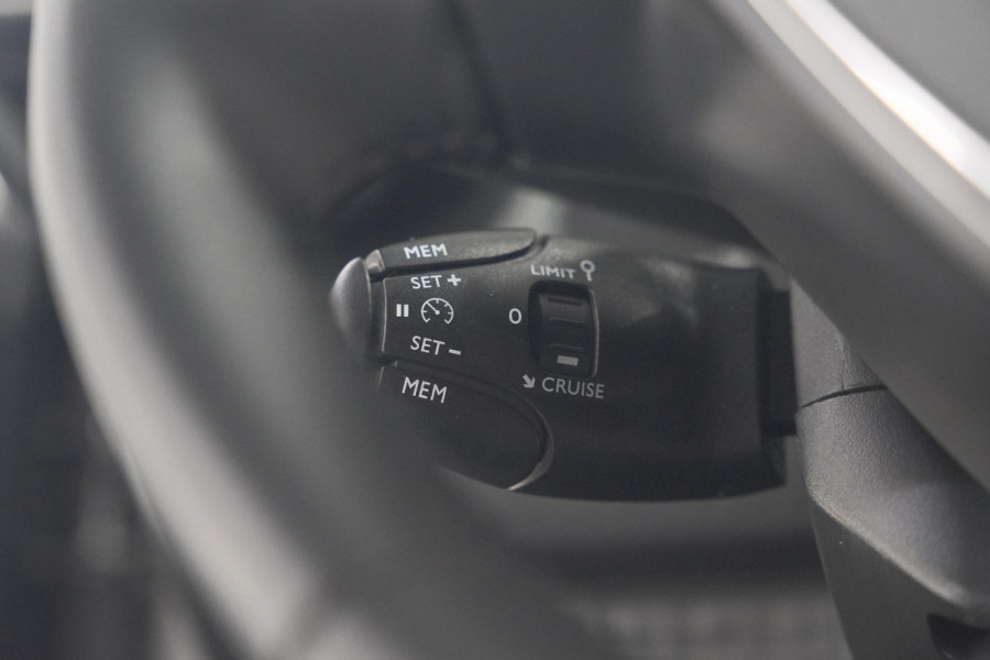 Peugeot 2008 PureTech 130 EAT8 Allure Pack | Camera | Navigatie | Parkeersensoren | Apple Carplay