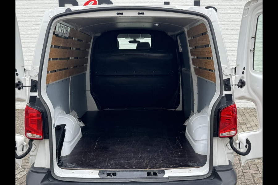 Volkswagen Transporter 2.0 TDI L2H1 28 Comfortline Navigatie Trekhaak Carplay Cruise Airco Lat om lat 4 Seizoenen banden