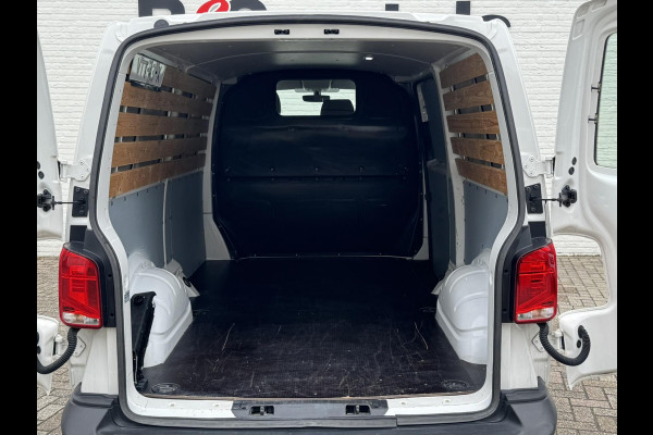 Volkswagen Transporter 2.0 TDI L2H1 28 Comfortline Navigatie Trekhaak Carplay Cruise Airco Lat om lat 4 Seizoenen banden
