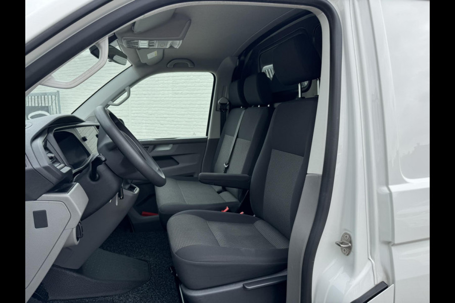 Volkswagen Transporter 2.0 TDI L2H1 28 Comfortline Navigatie Trekhaak Carplay Cruise Airco Lat om lat 4 Seizoenen banden