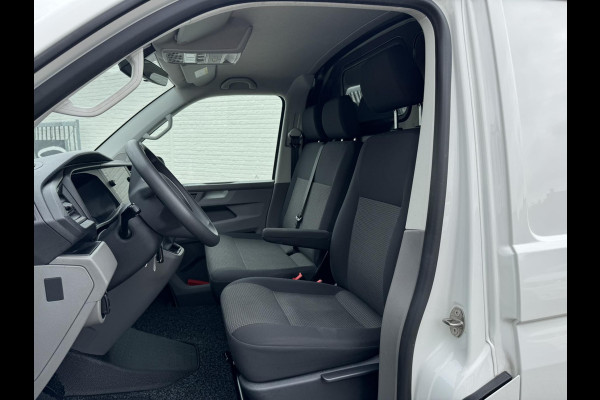 Volkswagen Transporter 2.0 TDI L2H1 28 Comfortline Navigatie Trekhaak Carplay Cruise Airco Lat om lat 4 Seizoenen banden