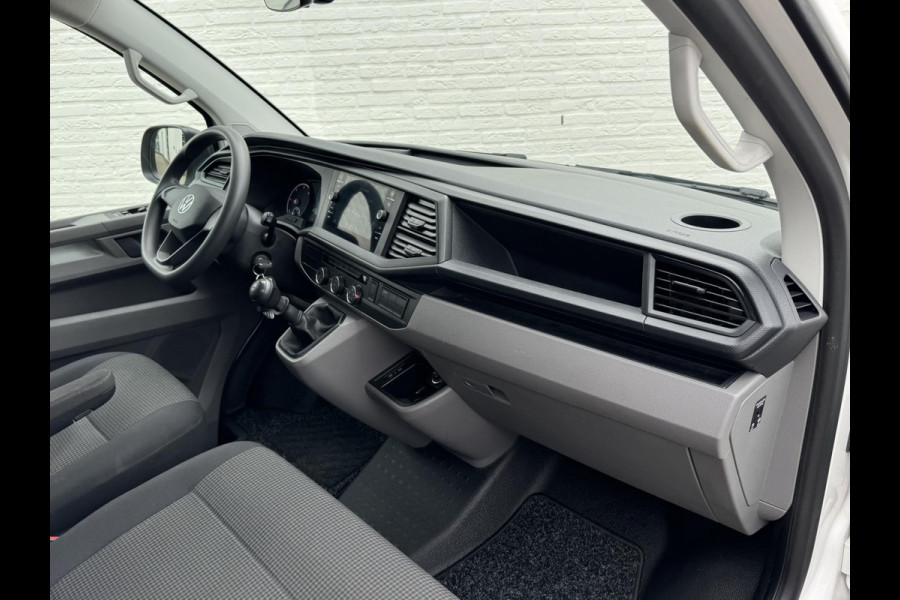 Volkswagen Transporter 2.0 TDI L2H1 28 Comfortline Navigatie Trekhaak Carplay Cruise Airco Lat om lat 4 Seizoenen banden