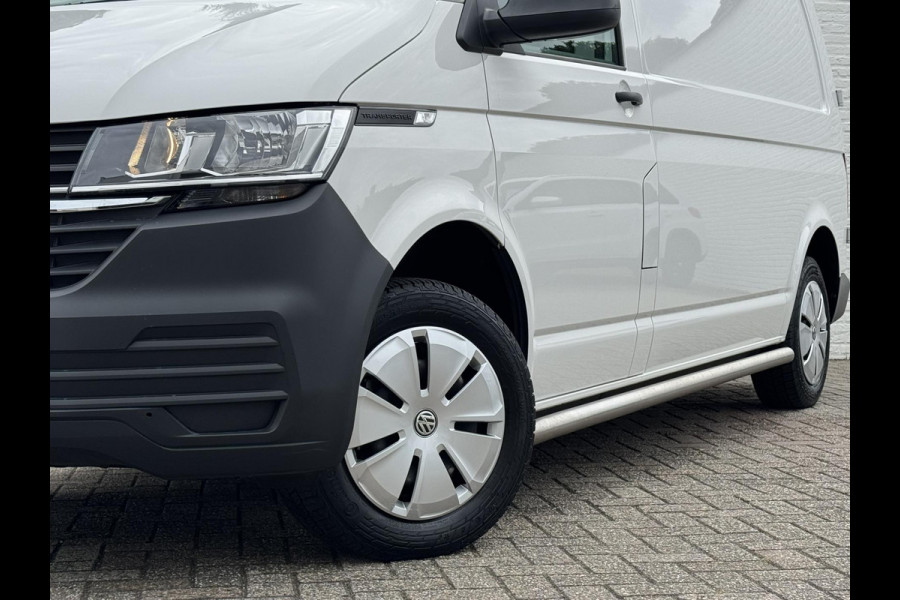 Volkswagen Transporter 2.0 TDI L2H1 28 Comfortline Navigatie Trekhaak Carplay Cruise Airco Lat om lat 4 Seizoenen banden