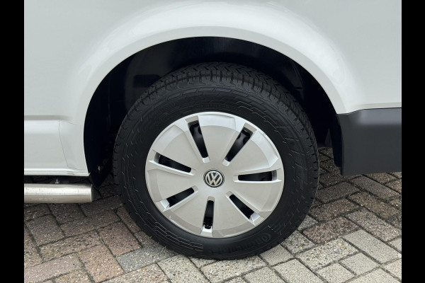 Volkswagen Transporter 2.0 TDI L2H1 28 Comfortline Navigatie Trekhaak Carplay Cruise Airco Lat om lat 4 Seizoenen banden