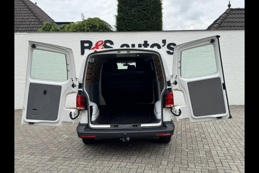 Volkswagen Transporter 2.0 TDI L2H1 28 Comfortline Navigatie Trekhaak Carplay Cruise Airco Lat om lat 4 Seizoenen banden