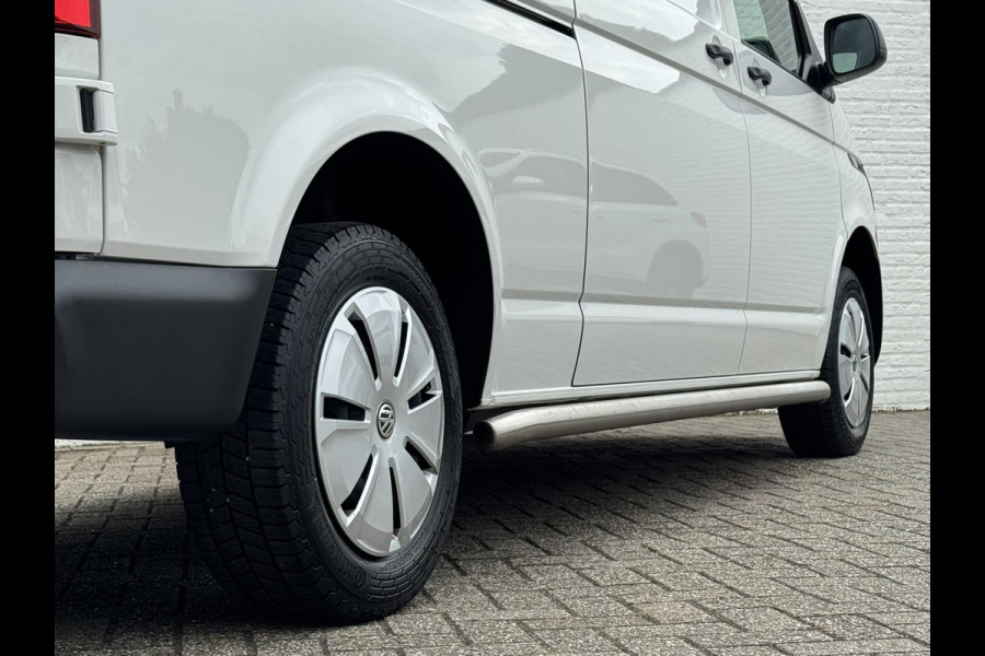 Volkswagen Transporter 2.0 TDI L2H1 28 Comfortline Navigatie Trekhaak Carplay Cruise Airco Lat om lat 4 Seizoenen banden