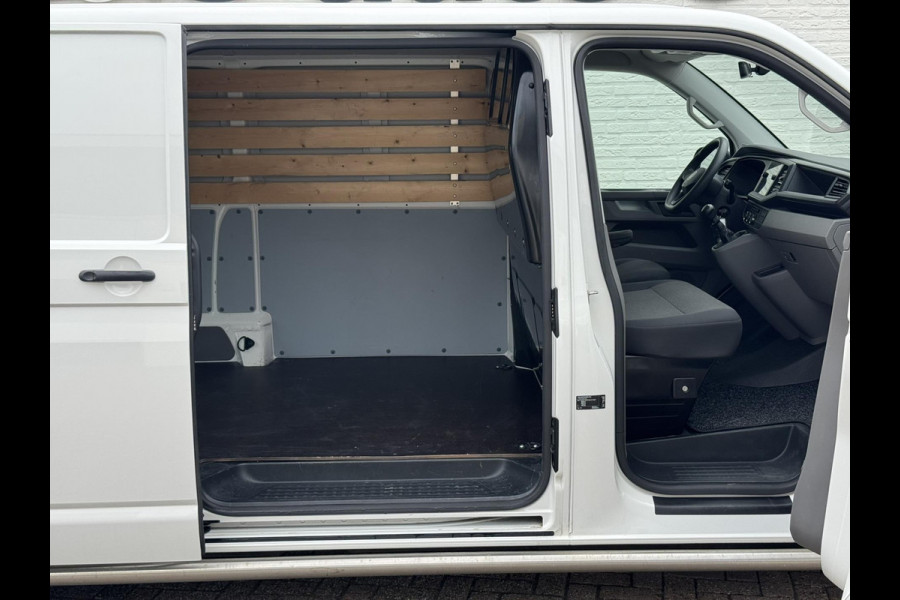Volkswagen Transporter 2.0 TDI L2H1 28 Comfortline Navigatie Trekhaak Carplay Cruise Airco Lat om lat 4 Seizoenen banden