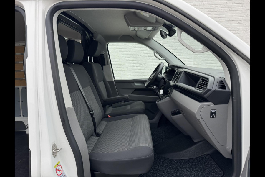 Volkswagen Transporter 2.0 TDI L2H1 28 Comfortline Navigatie Trekhaak Carplay Cruise Airco Lat om lat 4 Seizoenen banden