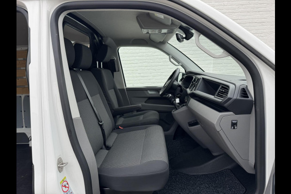 Volkswagen Transporter 2.0 TDI L2H1 28 Comfortline Navigatie Trekhaak Carplay Cruise Airco Lat om lat 4 Seizoenen banden