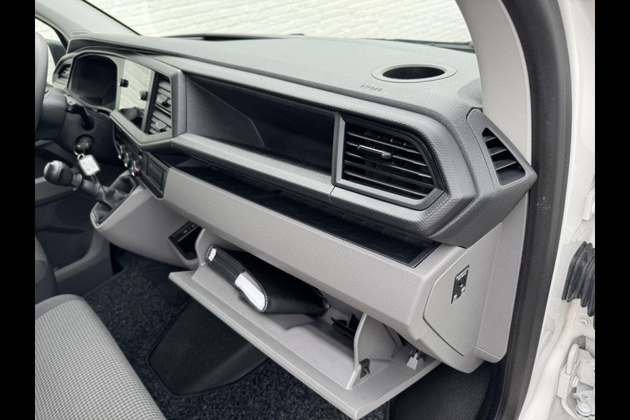 Volkswagen Transporter 2.0 TDI L2H1 28 Comfortline Navigatie Trekhaak Carplay Cruise Airco Lat om lat 4 Seizoenen banden