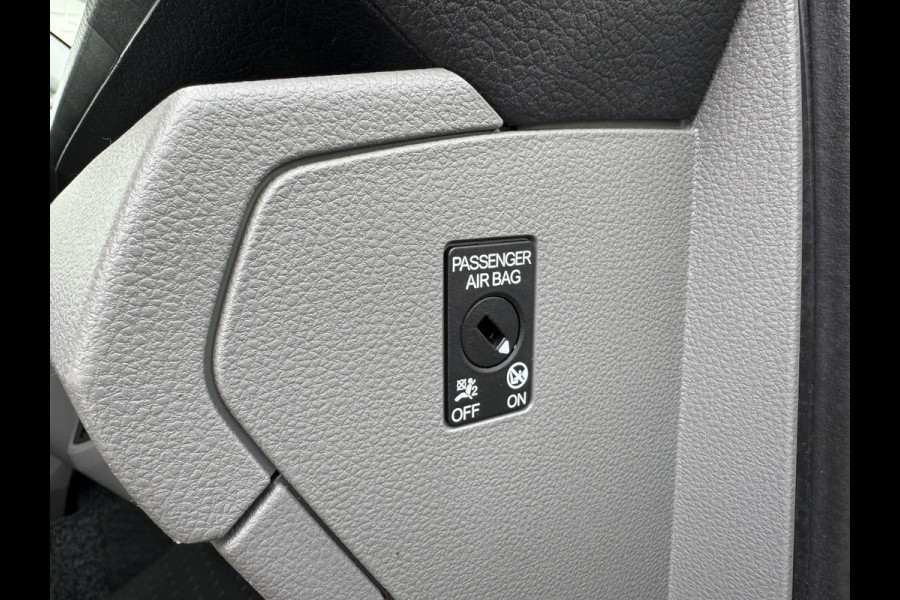 Volkswagen Transporter 2.0 TDI L2H1 28 Comfortline Navigatie Trekhaak Carplay Cruise Airco Lat om lat 4 Seizoenen banden