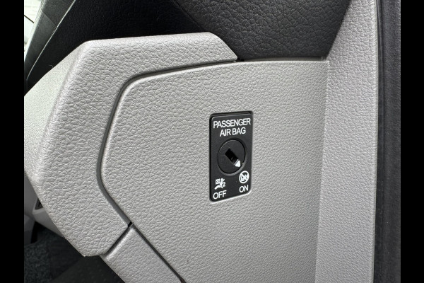 Volkswagen Transporter 2.0 TDI L2H1 28 Comfortline Navigatie Trekhaak Carplay Cruise Airco Lat om lat 4 Seizoenen banden