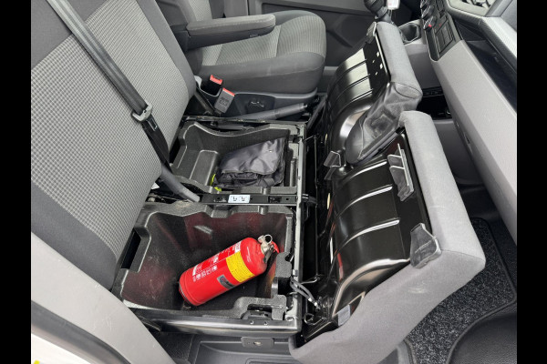 Volkswagen Transporter 2.0 TDI L2H1 28 Comfortline Navigatie Trekhaak Carplay Cruise Airco Lat om lat 4 Seizoenen banden