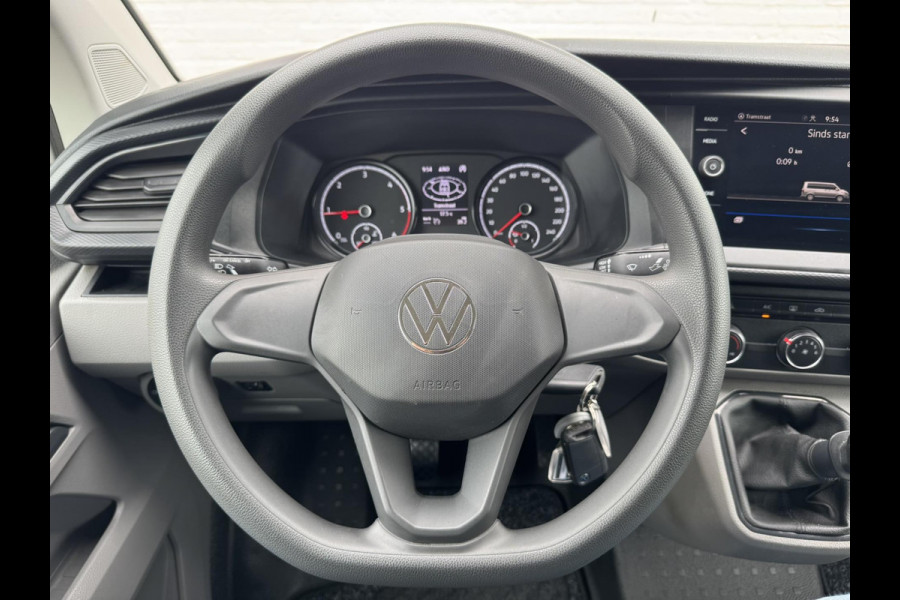 Volkswagen Transporter 2.0 TDI L2H1 28 Comfortline Navigatie Trekhaak Carplay Cruise Airco Lat om lat 4 Seizoenen banden
