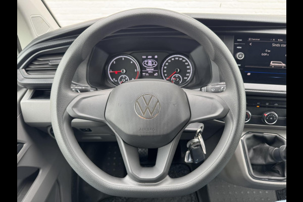 Volkswagen Transporter 2.0 TDI L2H1 28 Comfortline Navigatie Trekhaak Carplay Cruise Airco Lat om lat 4 Seizoenen banden