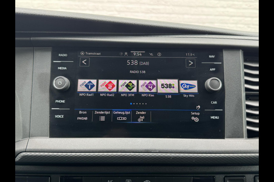 Volkswagen Transporter 2.0 TDI L2H1 28 Comfortline Navigatie Trekhaak Carplay Cruise Airco Lat om lat 4 Seizoenen banden