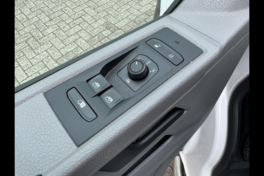 Volkswagen Transporter 2.0 TDI L2H1 28 Comfortline Navigatie Trekhaak Carplay Cruise Airco Lat om lat 4 Seizoenen banden