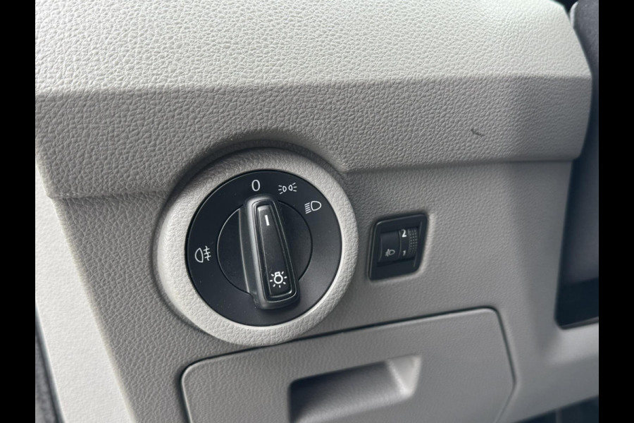 Volkswagen Transporter 2.0 TDI L2H1 28 Comfortline Navigatie Trekhaak Carplay Cruise Airco Lat om lat 4 Seizoenen banden