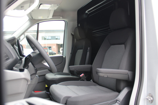 Volkswagen Crafter 30 2.0 TDI L3H3 140pk - Navigatie - DAB - Geveerde Stoel - Camera - Carplay - Rijklaar
