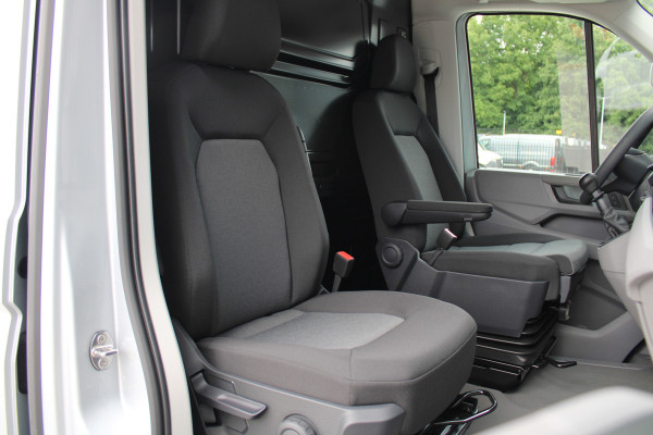 Volkswagen Crafter 30 2.0 TDI L3H3 140pk - Navigatie - DAB - Geveerde Stoel - Camera - Carplay - Rijklaar