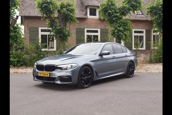 BMW 5 Serie 530e iPerformance Executive | M-Pakket | Schuifdak | Camera | Dealer Onderhouden | NL-Auto |