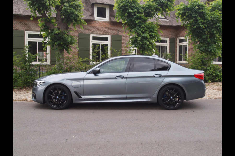 BMW 5 Serie 530e iPerformance Executive | M-Pakket | Schuifdak | Camera | Dealer Onderhouden | NL-Auto |