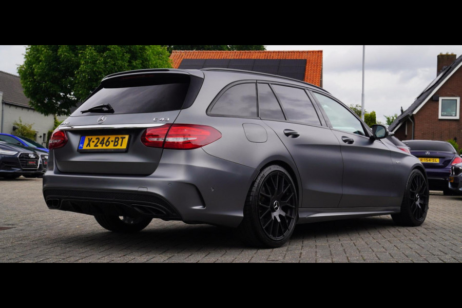 Mercedes-Benz C-Klasse Estate AMG 43 4MATIC | Burmester | Panorama | Designo Matte Grey | Luxe Leder / Alcantara | Camera | NIEUW