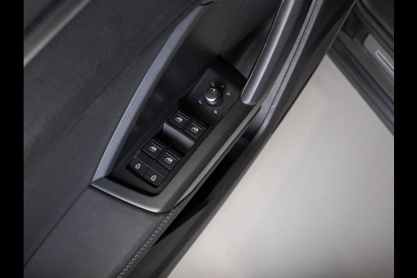 Audi Q3 35 TFSI 2x S-Line / 150pk / Trekhaak / Keyless entry / Stoelverwarming /