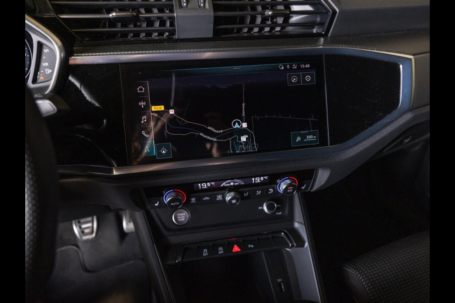 Audi Q3 35 TFSI 2x S-Line / 150pk / Trekhaak / Keyless entry / Stoelverwarming /