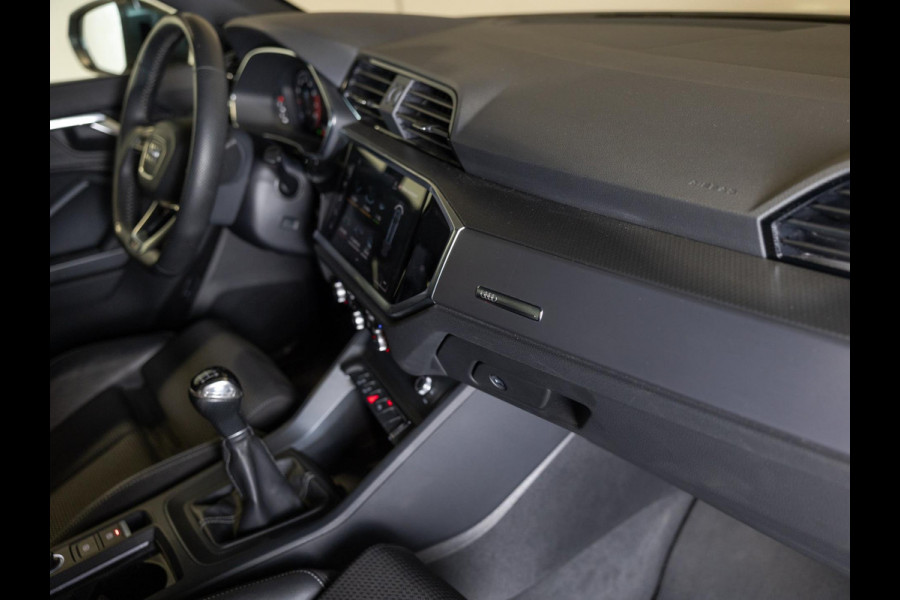 Audi Q3 35 TFSI 2x S-Line / 150pk / Trekhaak / Keyless entry / Stoelverwarming /
