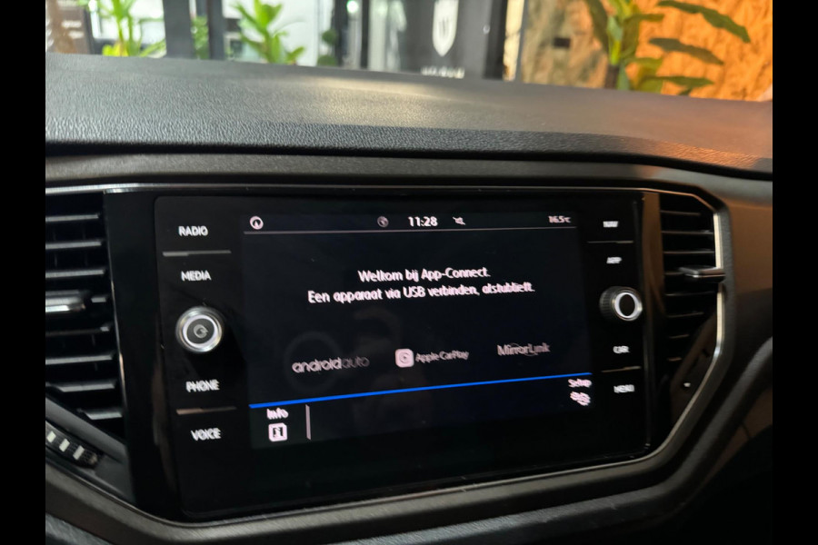 Volkswagen T-Roc 1.5 TSI Style Garantie Trekhaak CarPlay PDC Adoptieve Cruise Lane ASS LED Clima Navi Rijklaar