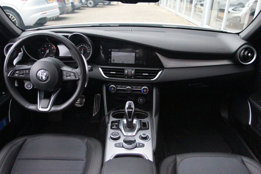 Alfa Romeo Giulia 2.0T Sprint 319PK AT | Panoramadak | 19" Velgen | Apple/Android CarPlay | Camera Let op auto niet altijd aanwezig