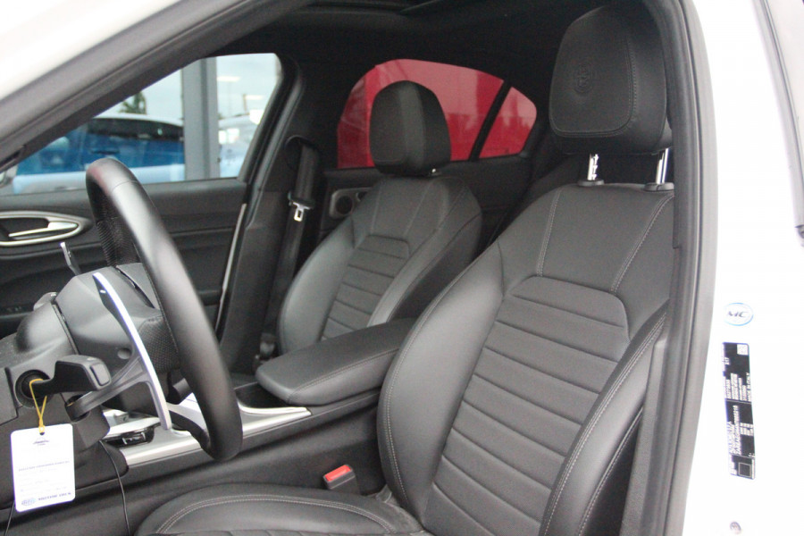 Alfa Romeo Giulia 2.0T Sprint 319PK AT | Panoramadak | 19" Velgen | Apple/Android CarPlay | Camera Let op auto niet altijd aanwezig