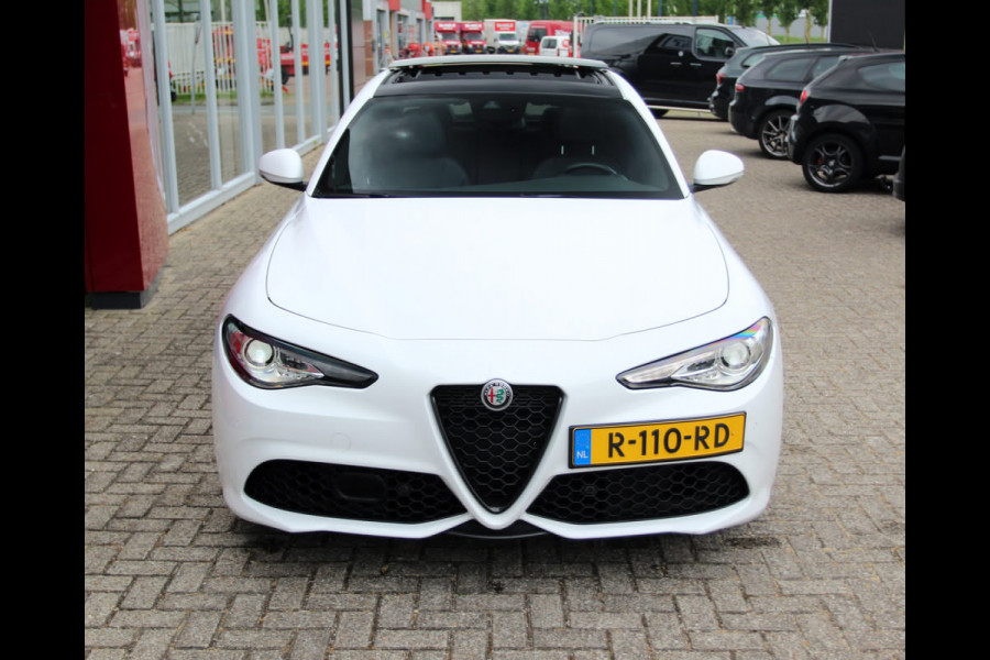 Alfa Romeo Giulia 2.0T Sprint 319PK AT | Panoramadak | 19" Velgen | Apple/Android CarPlay | Camera Let op auto niet altijd aanwezig