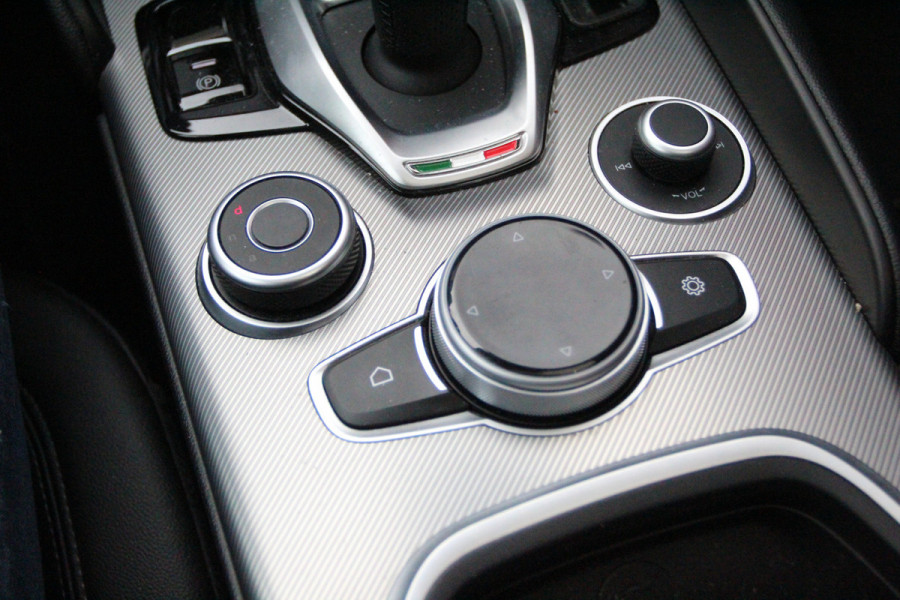 Alfa Romeo Giulia 2.0T Sprint 319PK AT | Panoramadak | 19" Velgen | Apple/Android CarPlay | Camera Let op auto niet altijd aanwezig