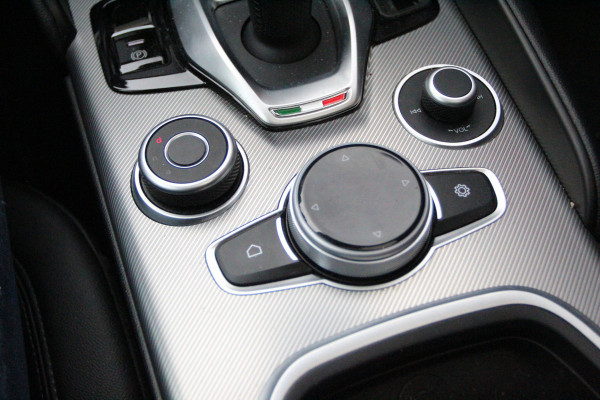 Alfa Romeo Giulia 2.0T Sprint 319PK AT | Panoramadak | 19" Velgen | Apple/Android CarPlay | Camera Let op auto niet altijd aanwezig