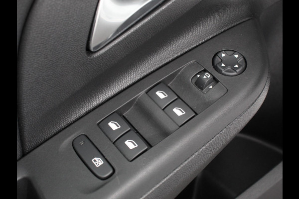 Opel Corsa 1.2 GS Achteruitrij camera Parkeersensoren Cruise control LED Verwarmde voorstoelen Stuurwiel verwarmd Climate control Apple carplay/ Android Auto