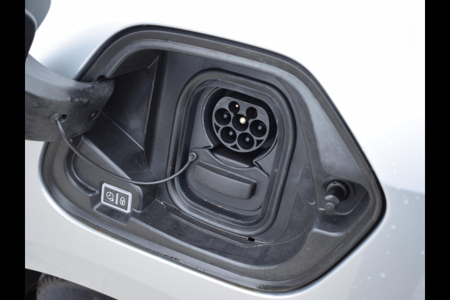 Opel Corsa Electric Long Range GS 51 kWh 3 FASE | ACHTERUITRIJCAMERA MET SENSOREN | NAVIGATIE 10" | CARPLAY | E.C.C. | 10.569km