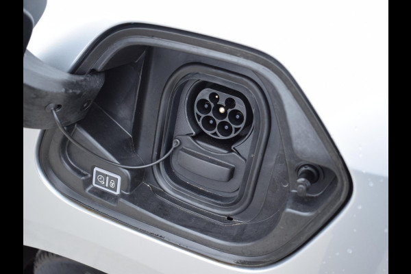 Opel Corsa Electric Long Range GS 51 kWh 3 FASE | ACHTERUITRIJCAMERA MET SENSOREN | NAVIGATIE 10" | CARPLAY | E.C.C. | 10.569km