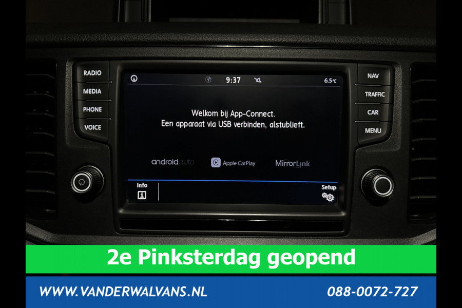 Volkswagen Crafter 2.0 TDI 141pk L3H2 L2H1 Euro6 Airco | Camera | Navigatie | 3000kg trekhaak Apple Carplay, Android Auto, Parkeersensoren, Bijrijdersbank